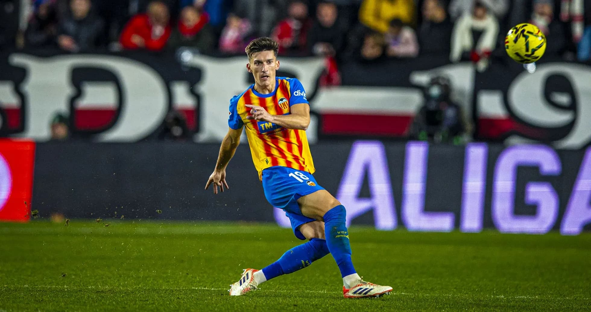 Jugador de Valencia en acción durante el partido