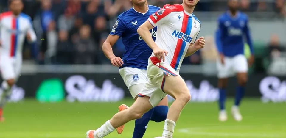 Jugador de Crystal Palace corriendo con el balón