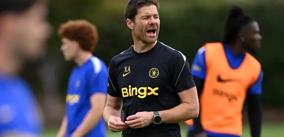 Entrenador dirigiendo sesión de entrenamiento en campo