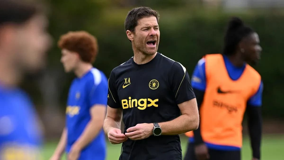 Entrenador dirigiendo sesión de entrenamiento en campo