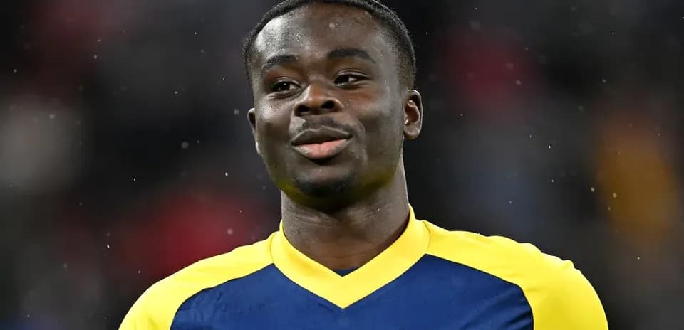 Jugador de fútbol sonriente en uniforme de Arsenal