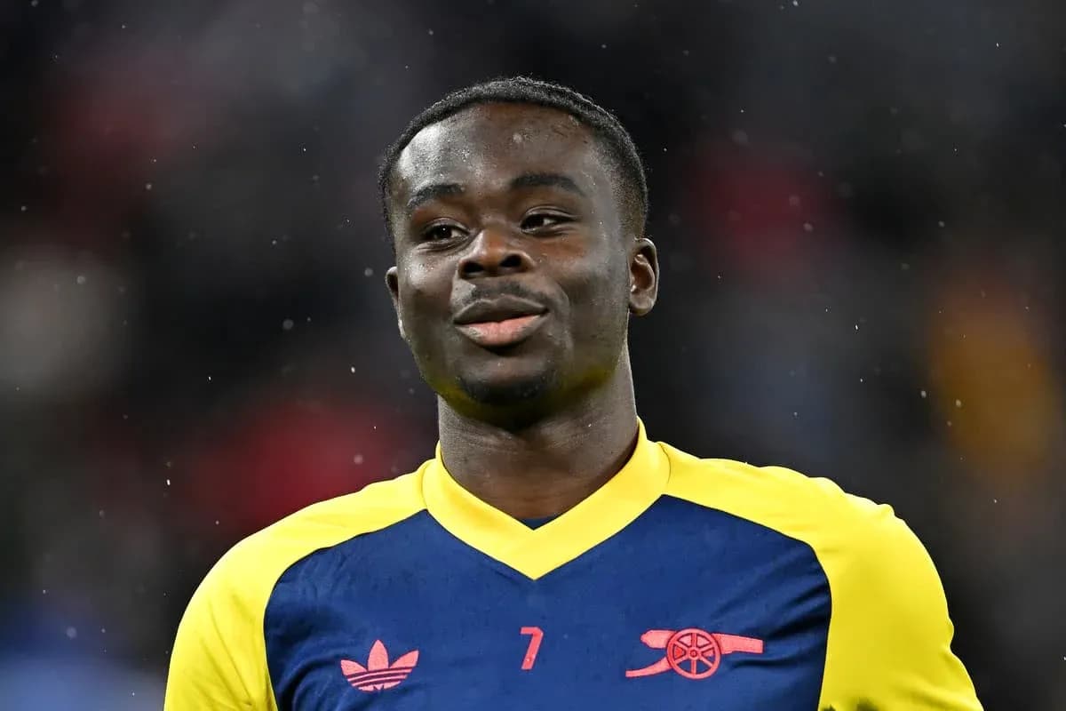 Jugador de fútbol sonriente en uniforme de Arsenal