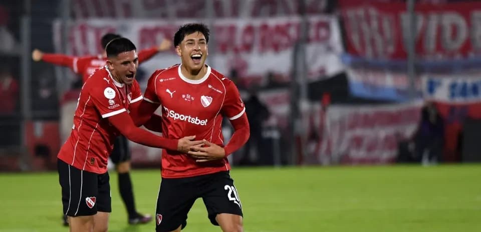Jugadores de Independiente celebrando un gol