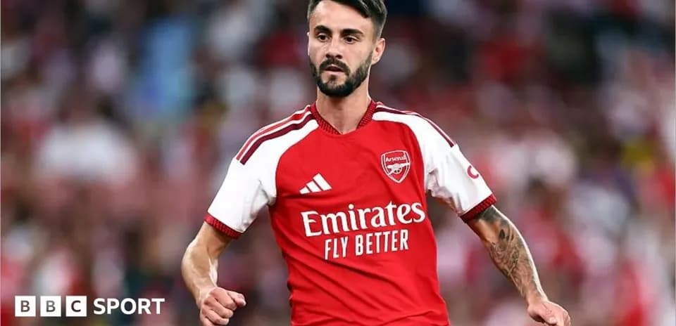 Jugador de Arsenal corriendo durante un partido