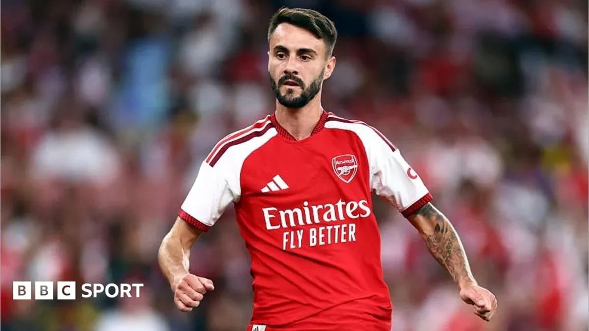 Jugador de Arsenal corriendo durante un partido