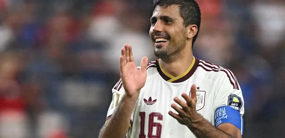 Jugador español aplaudiendo en el campo de juego
