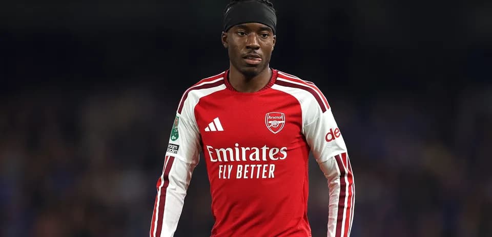 Jugador de Arsenal en uniforme rojo en el campo