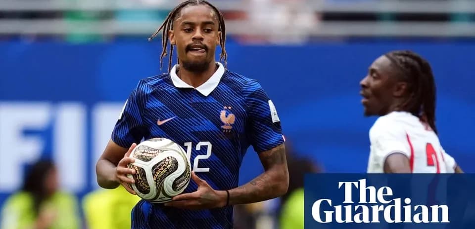 Jugador de Francia con balón durante un partido