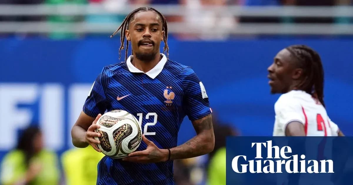 Jugador de Francia con balón durante un partido