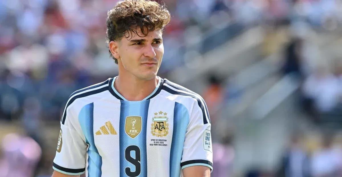 Jugador argentino con camiseta de la selección durante partido