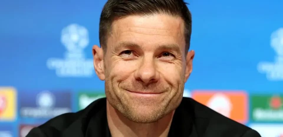 Entrenador en rueda de prensa sonriente