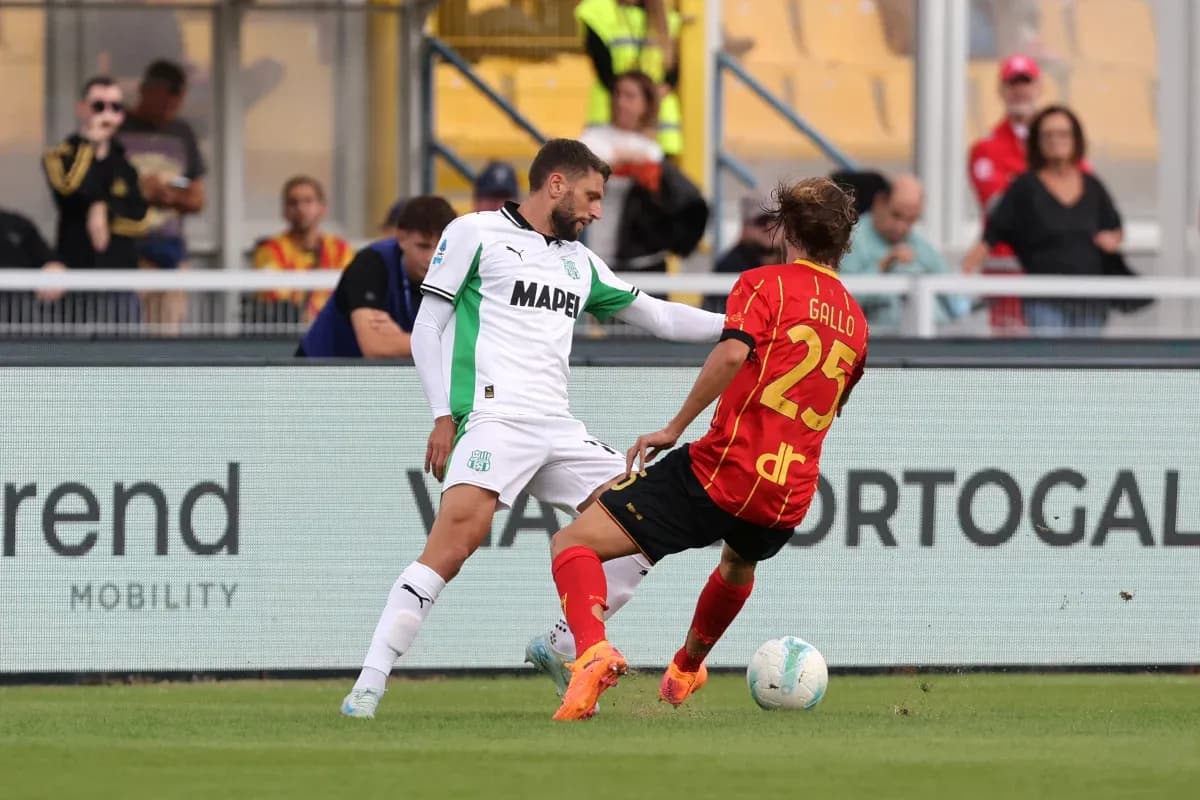 Jugador de Sassuolo desafiando a un oponente de Lecce