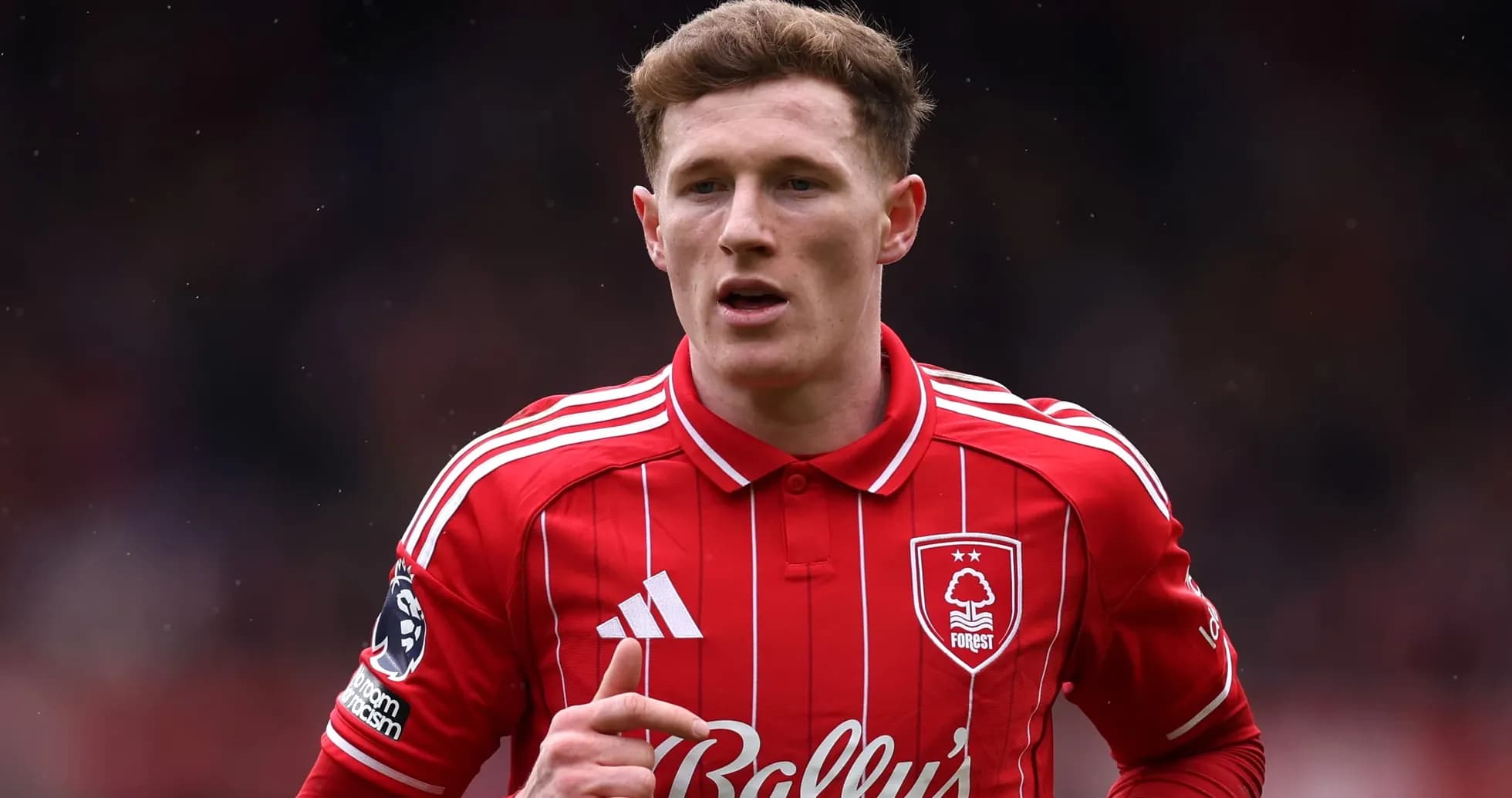 Jugador de Nottingham Forest en camiseta roja durante partido