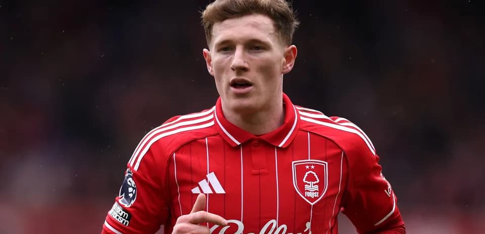 Jugador de Nottingham Forest en camiseta roja durante partido