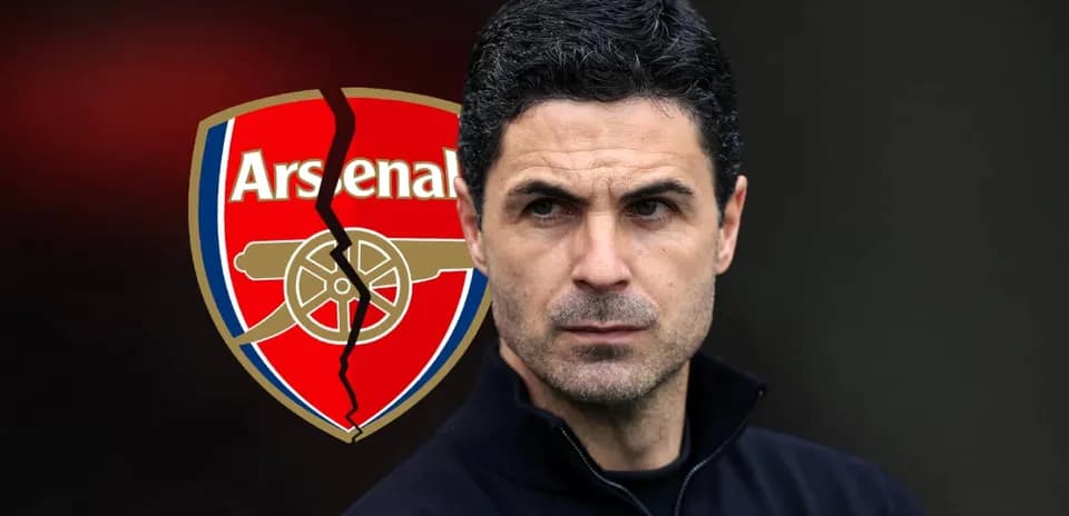 Mikel Arteta frente al escudo de Arsenal roto