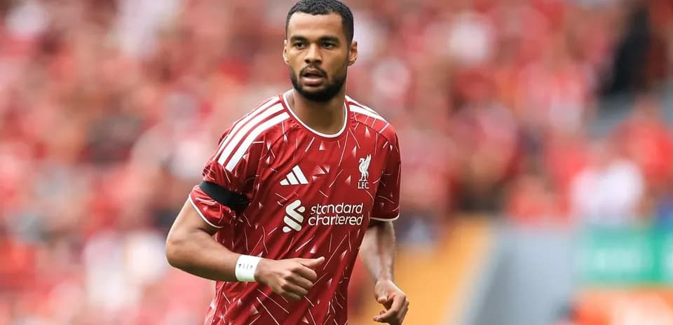 Jugador de Liverpool en acción durante el partido