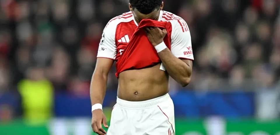 Jugador de pie con la camiseta en la cara