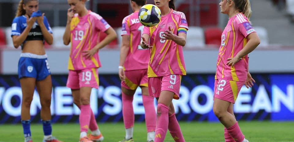 Jugadoras en el campo tras un partido de fútbol