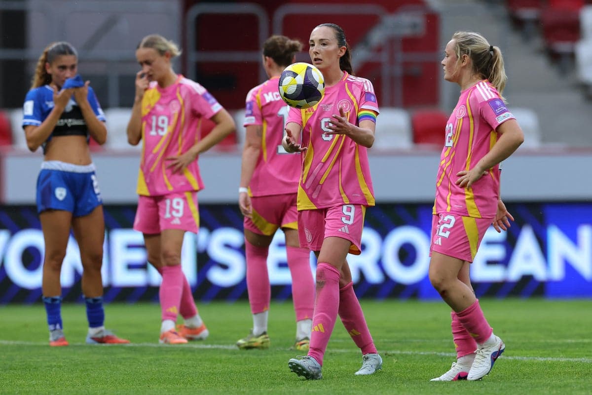 Jugadoras en el campo tras un partido de fútbol
