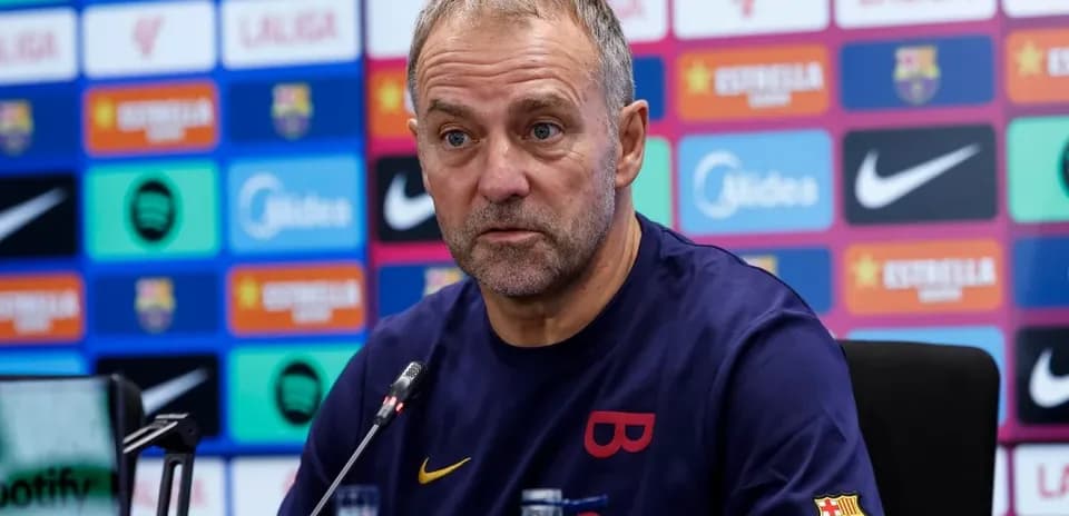 Entrenador hablando en rueda de prensa