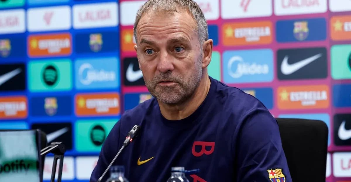 Entrenador hablando en rueda de prensa