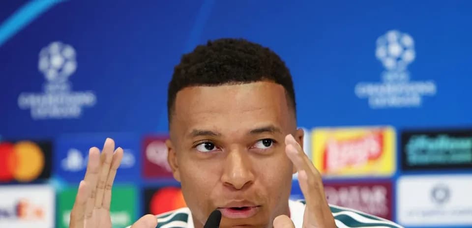 Jugador hablando en conferencia de prensa de Champions League