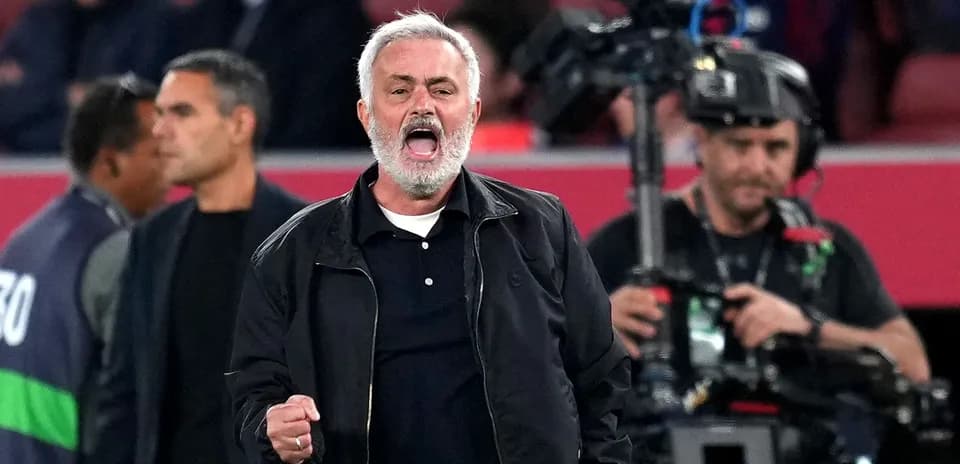 Entrenador celebrando durante un partido