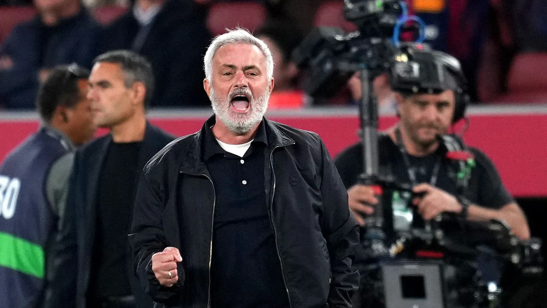 Entrenador celebrando durante un partido