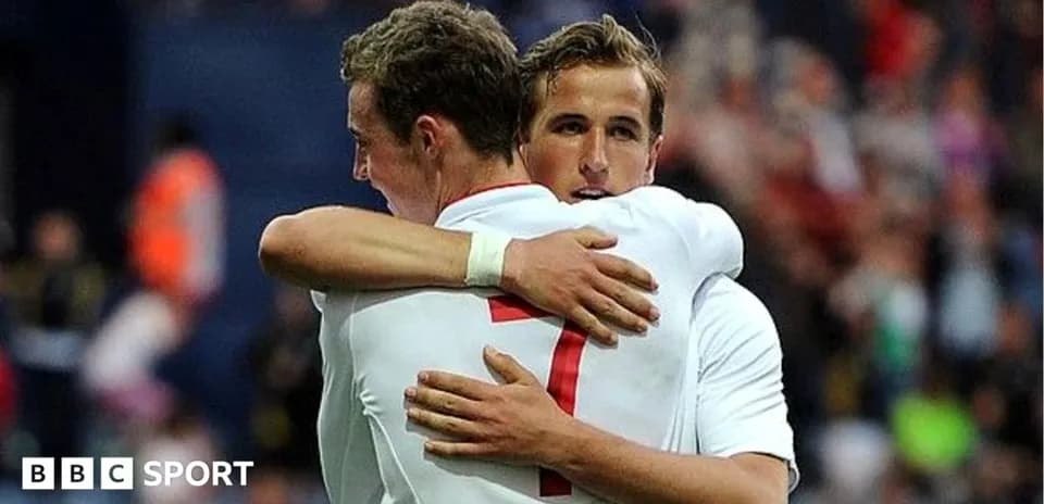 Dos jugadores abrazándose tras un gol en el partido
