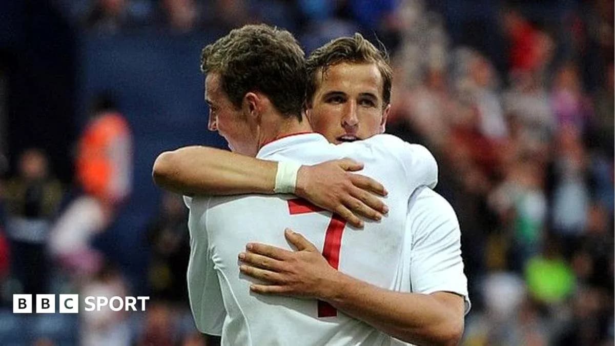 Dos jugadores abrazándose tras un gol en el partido