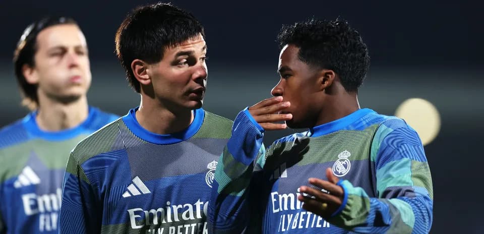 Dos jugadores de Real Madrid conversando durante el calentamiento