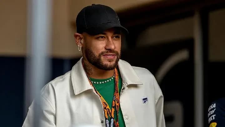 Neymar con gorra y chaqueta en evento