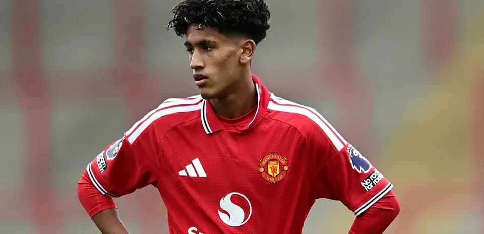 Jugador de Manchester United en camiseta roja en acción