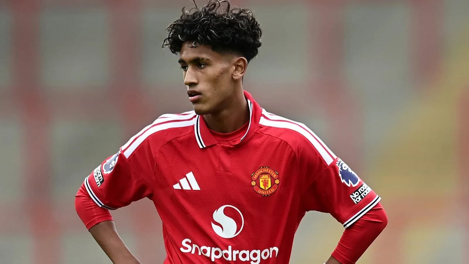 Jugador de Manchester United en camiseta roja en acción