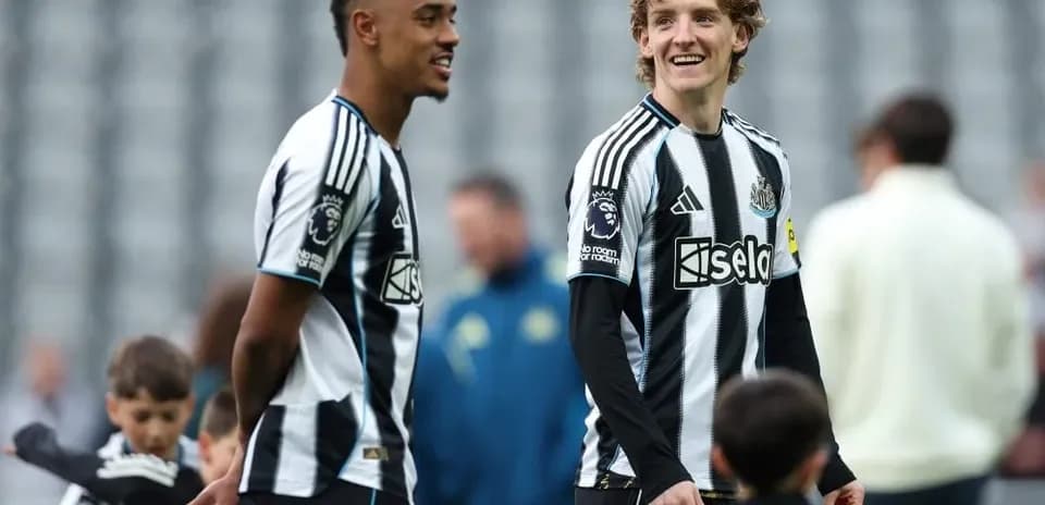 Jugadores de Newcastle United conversando en el campo