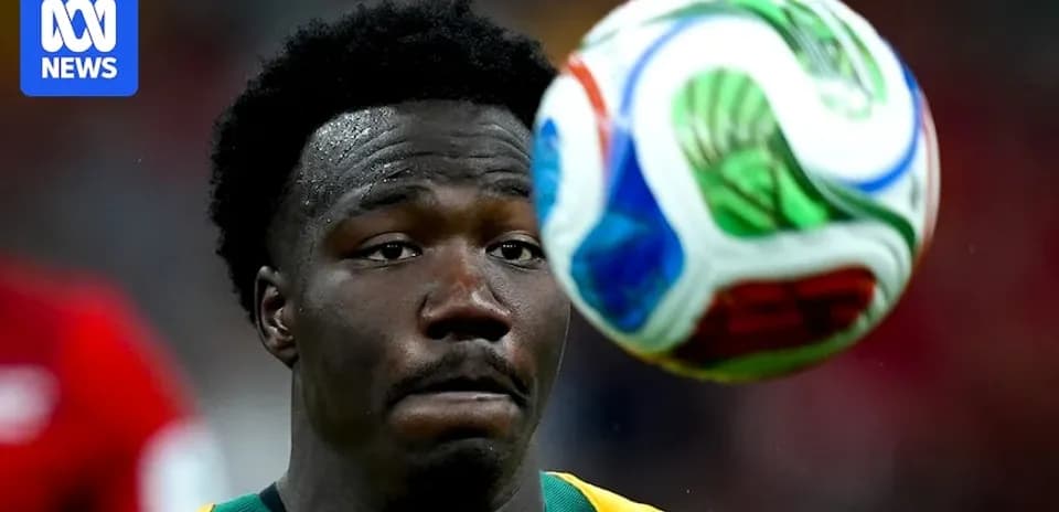 Jugador atento al balón durante partido de fútbol