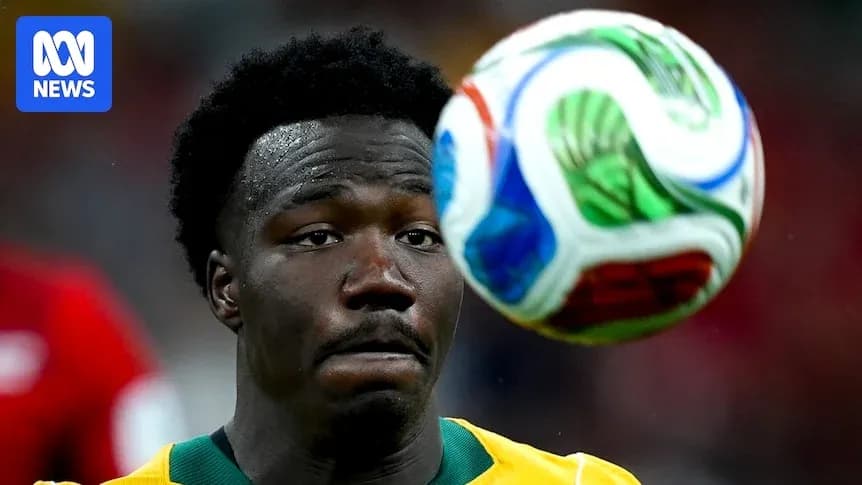 Jugador atento al balón durante partido de fútbol