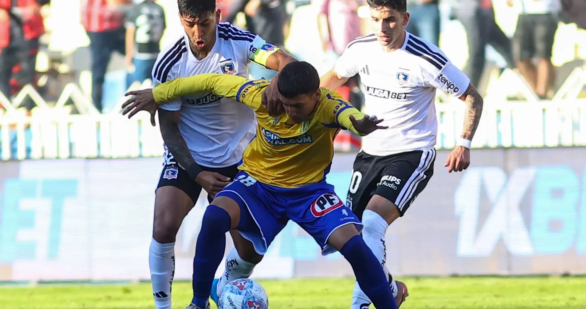 Jugadores de Colo Colo y Universidad de Concepción en acción