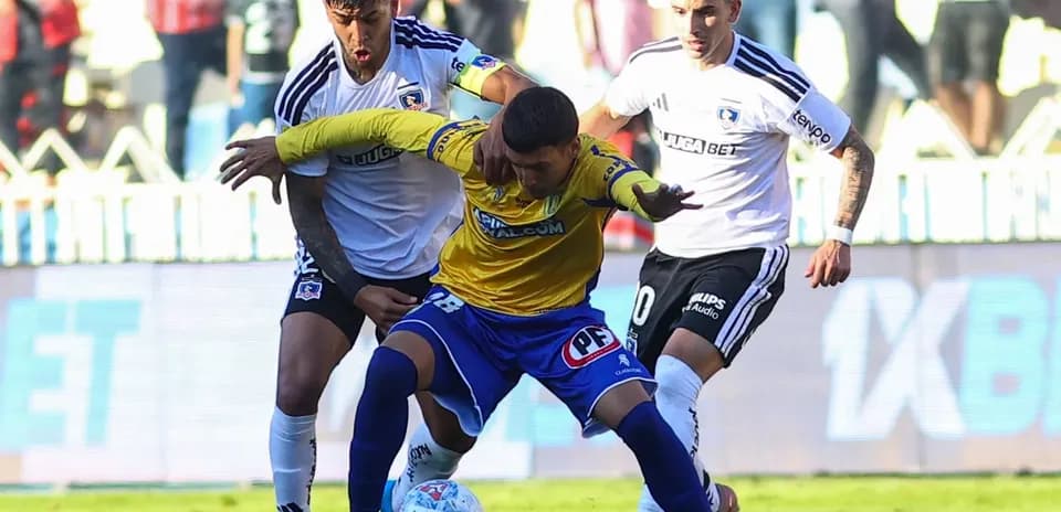 Jugadores de Colo Colo y Universidad de Concepción en acción