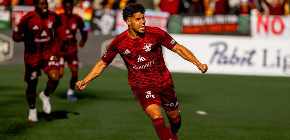 Jugador de Detroit City celebrando un gol