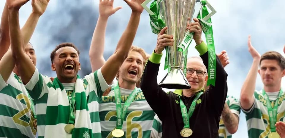 Jugadores de Celtic celebrando con trofeo de campeón