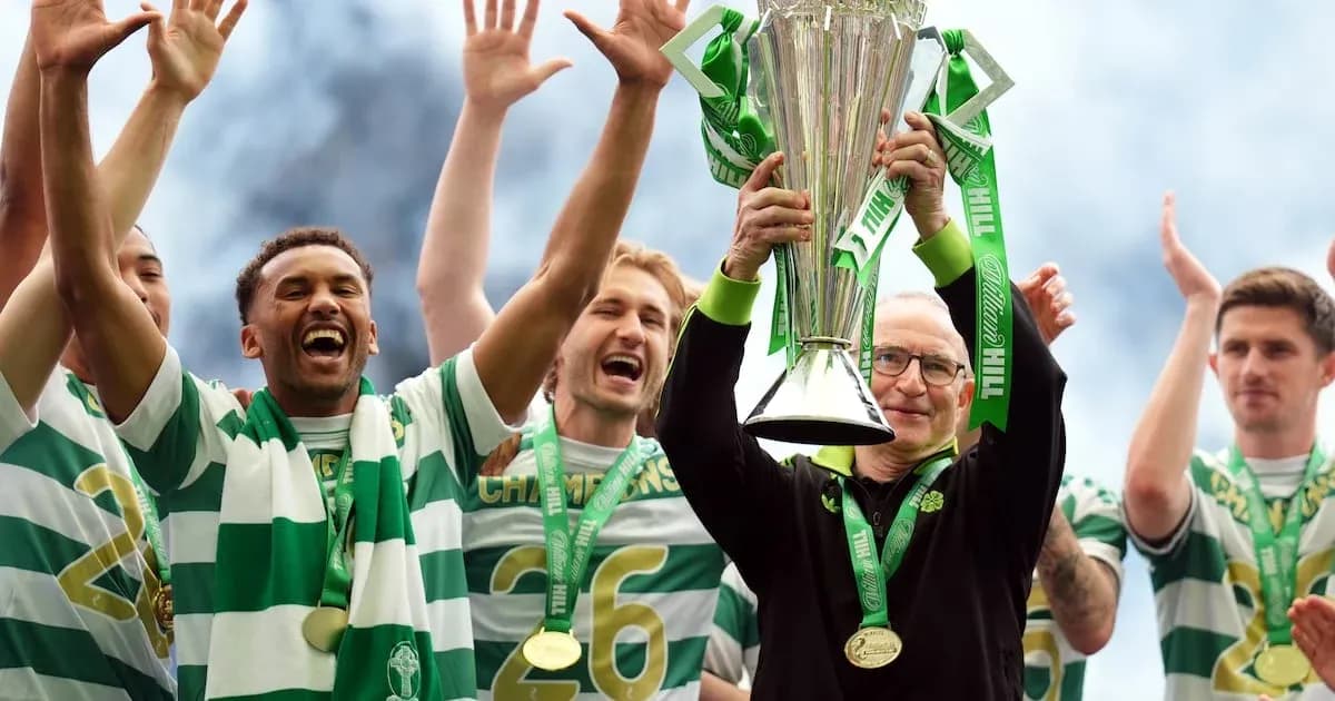 Jugadores de Celtic celebrando con trofeo de campeón