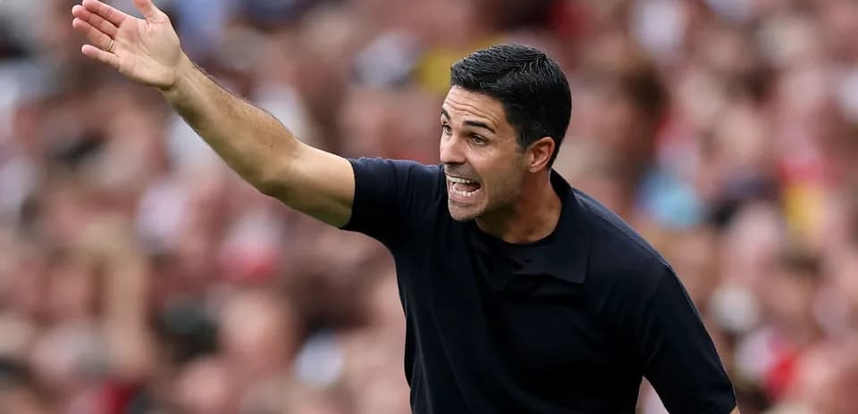 Entrenador dirigiendo al equipo durante un partido
