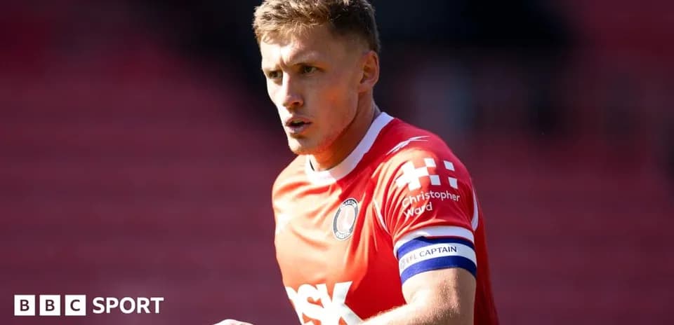 Jugador con camiseta roja y cinta de capitán