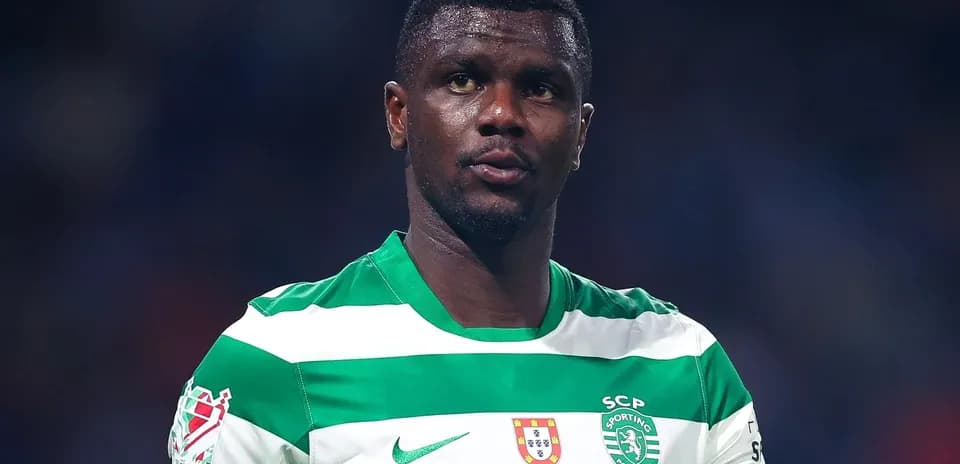 Jugador con camiseta de Sporting de Portugal en el campo