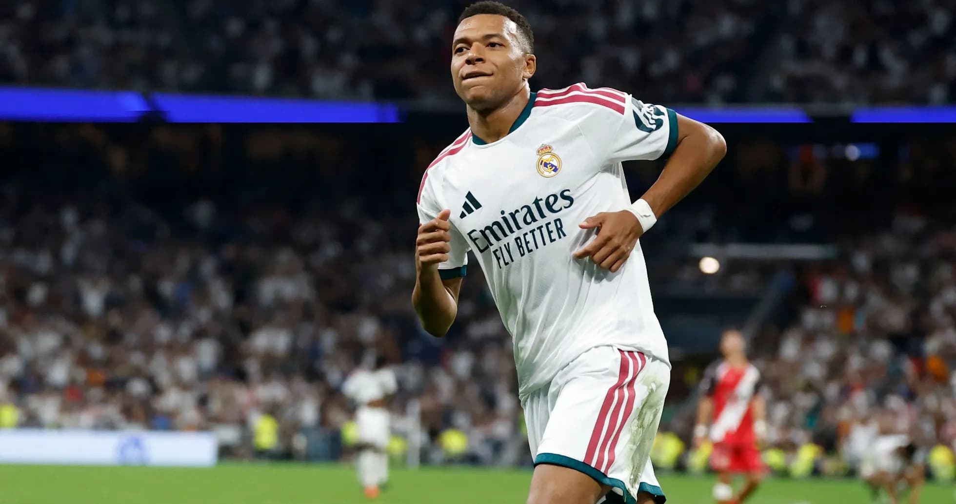 Jugador de Real Madrid corriendo en el estadio