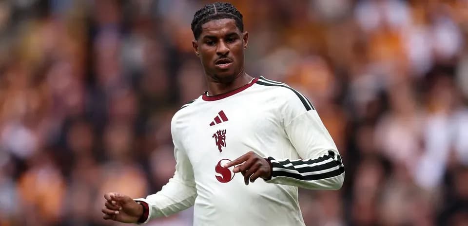 Jugador en el campo durante un partido de fútbol