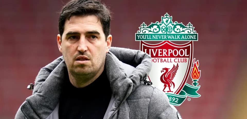 Entrenador en primer plano con logo de Liverpool