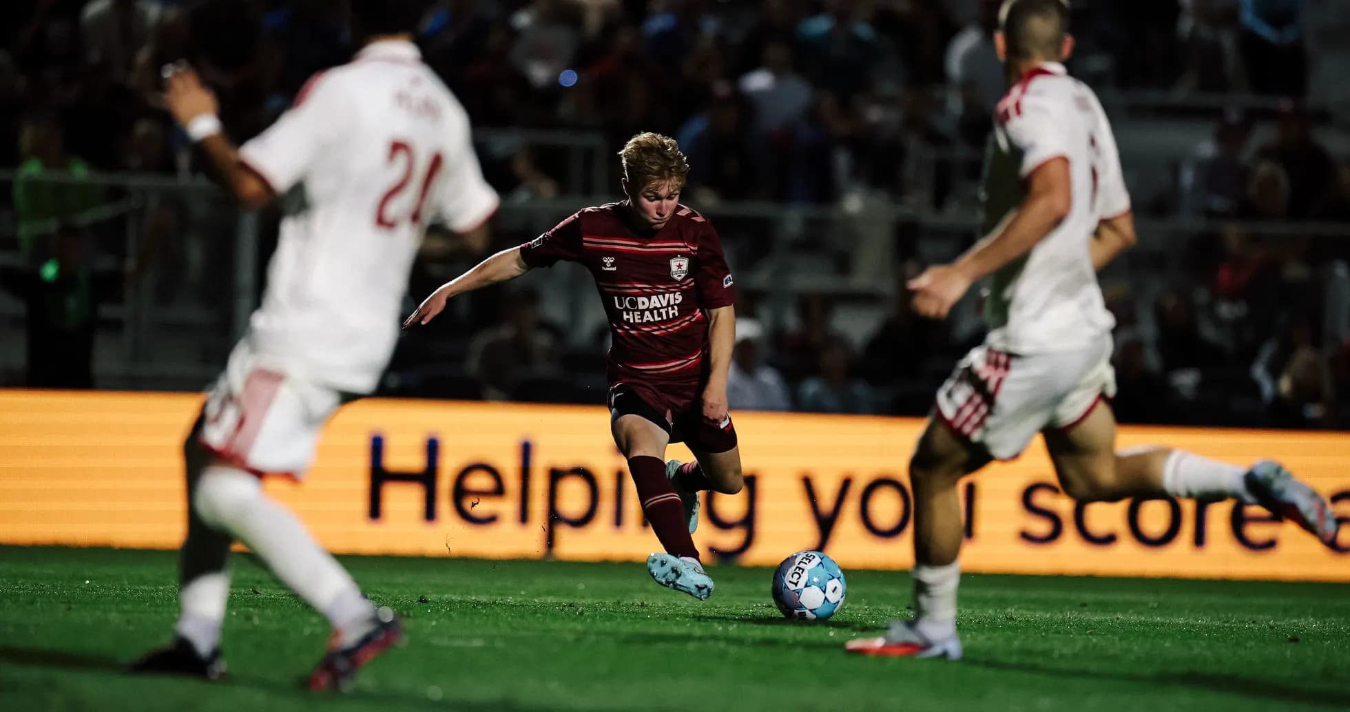 Jugador de Sacramento Republic con el balón
