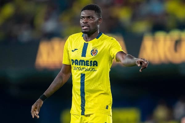 Jugador de Villarreal señalando durante el partido